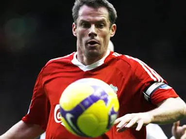 Liverpool's English defender Jamie Carragher competes for the ball against Fulham during their English Premier League football match at Anfield in Liverpool, north west England on November 22, 2008. AFP PHOTO/PAUL ELLIS