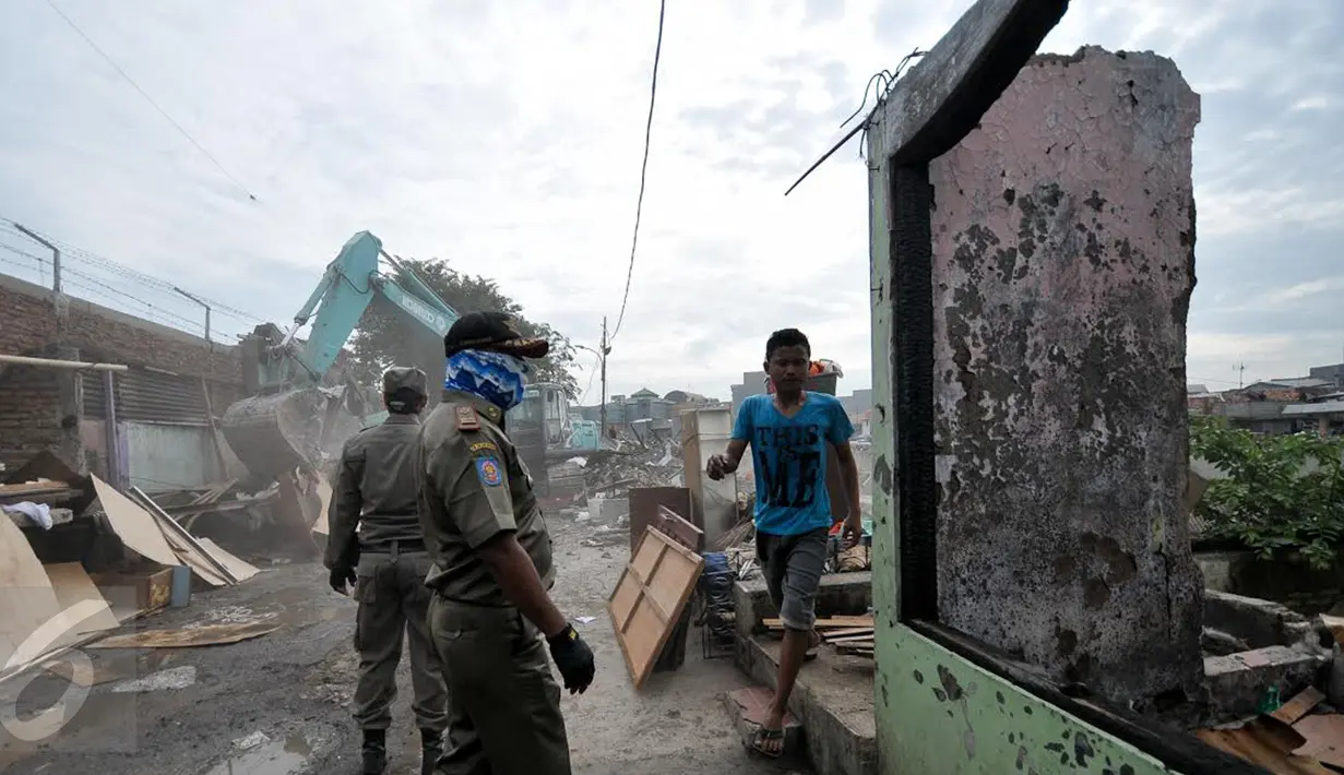 Sisa puing pemukiman warga yang tengah diratakan menggunakan alat berat di kawasan Bukit Duri, Jakarta, Rabu (28/9). Penertiban itu merupakan bagian dari program pemerintah pusat untuk menormalisasi Sungai Ciliwung. (Liputan6.com/Yoppy Renato)