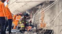 Foto yang dirilis oleh Badan Nasional Pencarian dan Pertolongan (BASARNAS) memperlihatkan tim penyelamat menggunakan alat bor saat mencari korban bangunan runtuh di sebuah pondok pesantren di Sidoarjo, Jawa Timur, Jumat 3 Oktober 2025. (BASARNAS via AP)
