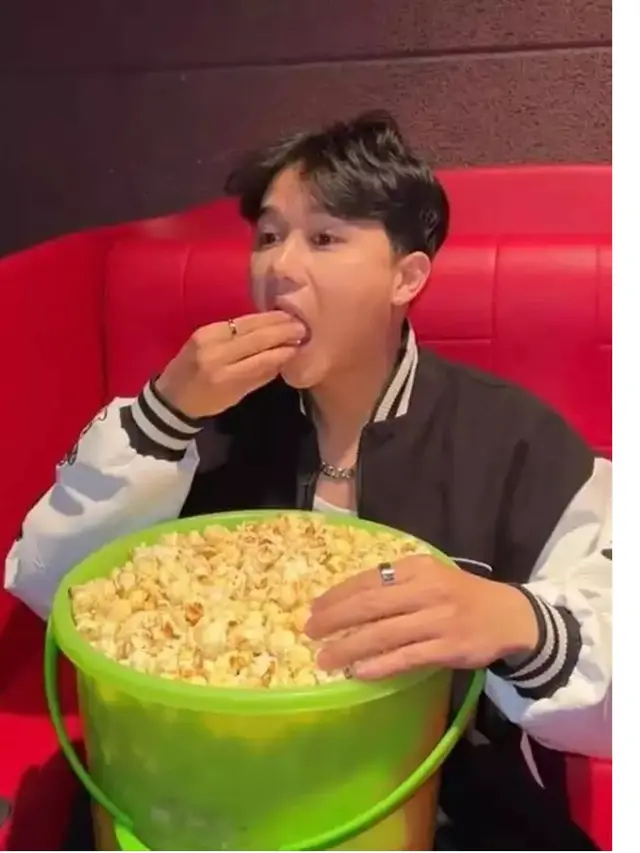 6 Potret Nyeleneh Orang Makan Popcorn Sambil Nonton Film, Porsi Tak Kira-Kira