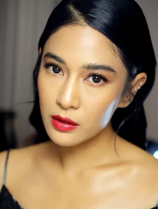 Yang tak kalah menarik perhatian adalah model alis Dian Sastro yang disebut model alis segaris. "Alis segaris pada masanya," tulis chisna27. "Alis segaris banget yaaa," tulis corlita_alethea. "Hampir 20 tahun,tapi mukanya Dian dan Ibnu ga menua sama sekali." tulis ezra.pginting.  [Instagram/therealdisastr]