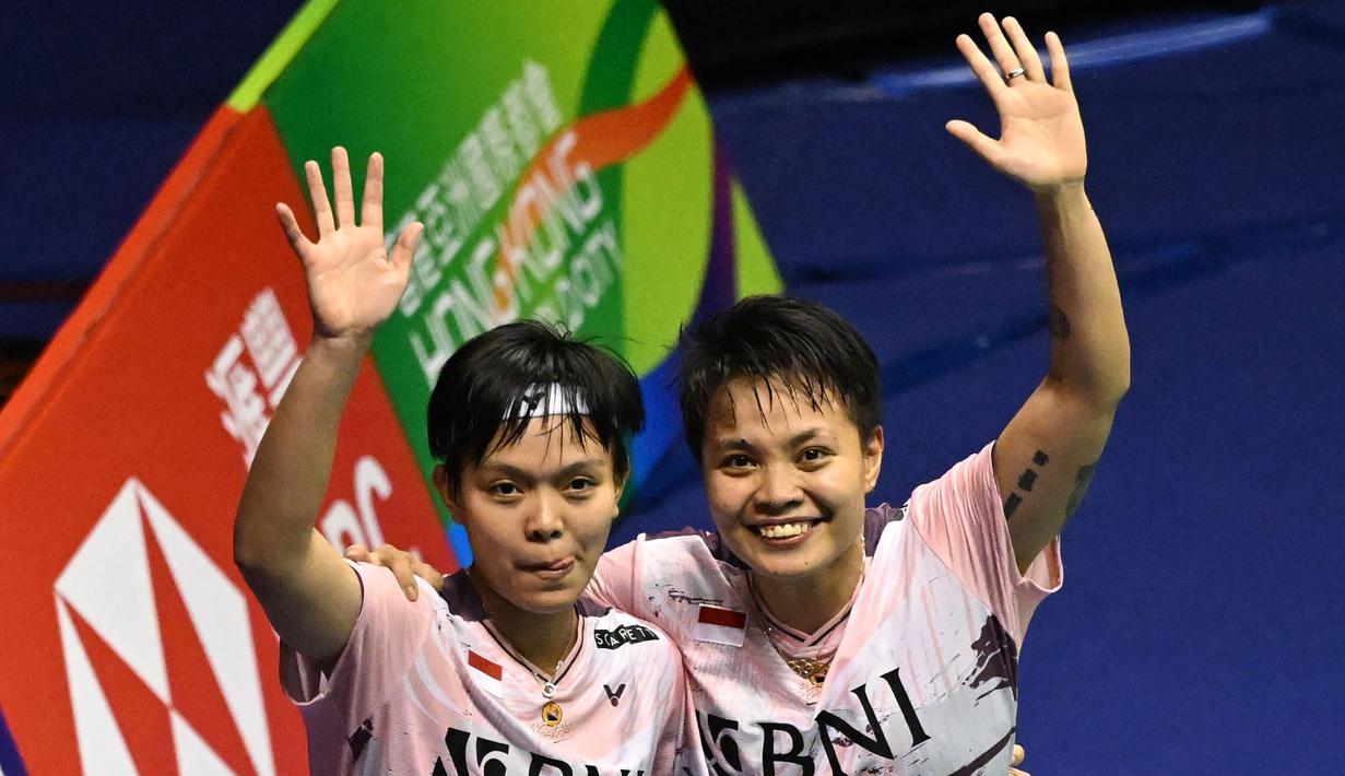 Ganda putri Indonesia, Apriyani Rahayu (kanan) dan Siti Fadia Silva Ramadhanti melambaikan tangan kepada penonton setelah menjuarai Hong Kong Open 2023 dengan mengalahkan wakil Malaysia, Pearly Tan/Thinaah Muralitharan pada laga final ganda putri Hong Kong Open 2023 di Hong Kong Coliseum, Minggu (17/9/2023) siang WIB. Apriyani/Siti Fadia menang rubber game 14-21, 24-22 dan 21-9. (AFP/Peter Parks)