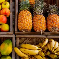 Ilustrasi buah nanas, pisang, pepaya, dan apel (foto: Pexels/Magda Ehlers)