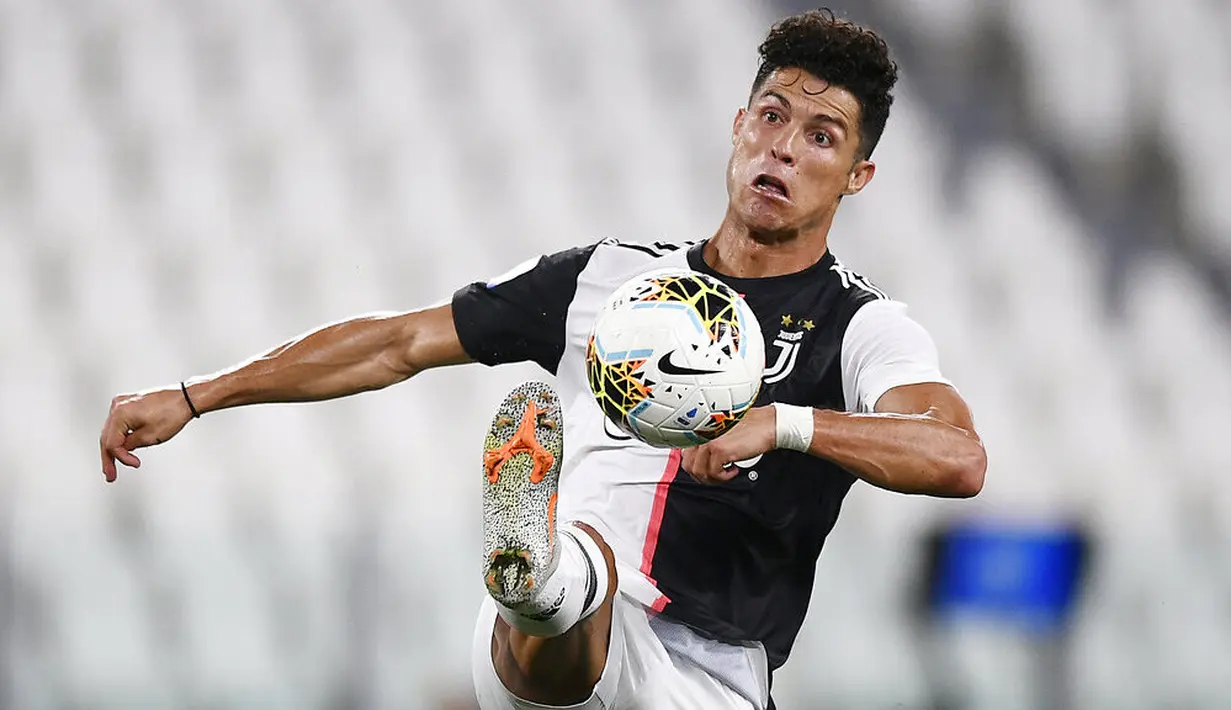 Striker Juventus, Cristiano Ronaldo, menendang bola saat melawan Atalanta pada laga Liga Italia di Stadion Allianz, Turin, (11/7/2020). (Fabio Ferrari/LaPresse via AP)
