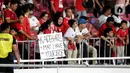 Pendukung Timnas Indonesia membentang tulisan saat merayakan kemenangan Garuda Muda saat laga Semifinal Piala AFF U-23 2025 melawan Thailand di Stadion Utama Gelora Bung Karno (SUGBK), Jakarta, Jumat (25/7/2025). (Liputan6.com/Helmi Fithriansyah)