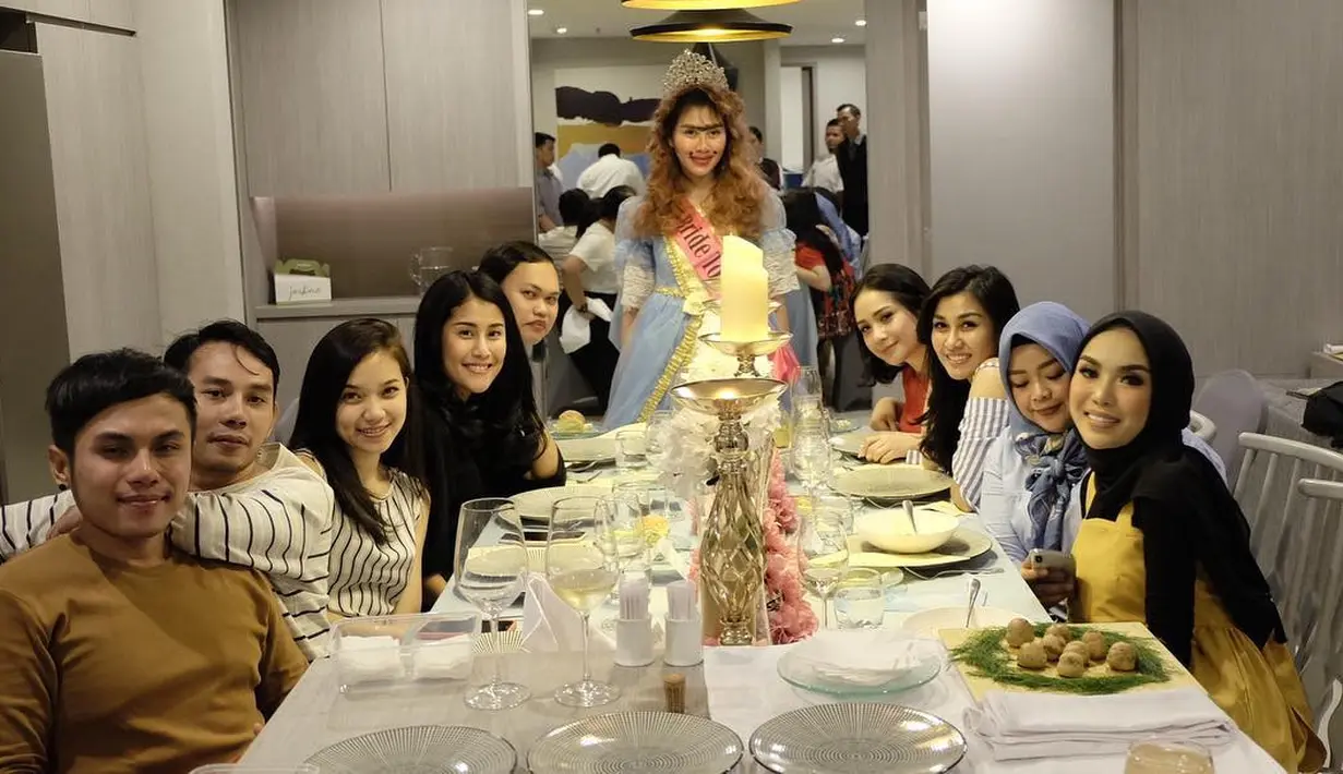 Kala itu Nanas mengenakan dress ala putri kerajaan beserta mahkota dan wig model rambut blonde. Pesta Bridal Shower kala itu juga berupa acara makan bersama dengan para saudara Syahnaz. (Instagram)