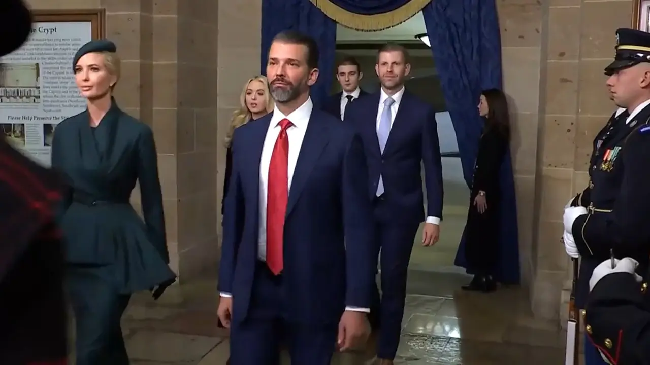 Kelima anak Donald Trump mendampingi ayah mereka di hari pelantikannya sebagai presiden ke-47 Amerika Serikat pada Senin (20/1/2025). (Tangkapan layar)