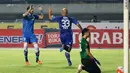 Penalti Sergio Van Dijk mengecoh kiper PSM Makassar, Davit Ariyanto pada laga Torabika SC 2016 di Stadion GBLA, Bandung, Sabtu (2/7/2016). Persib menang 3-2. (Bola.com/Nicklas Hanoatubun)