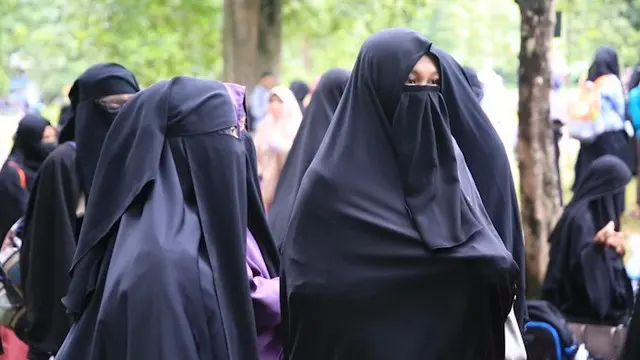 Jumlah perempuan berhijab dilengkapi cadar atau niqab semakin banyak. Apa yang memotivasi mereka? Bagaimana pula keseharian penggunanya?