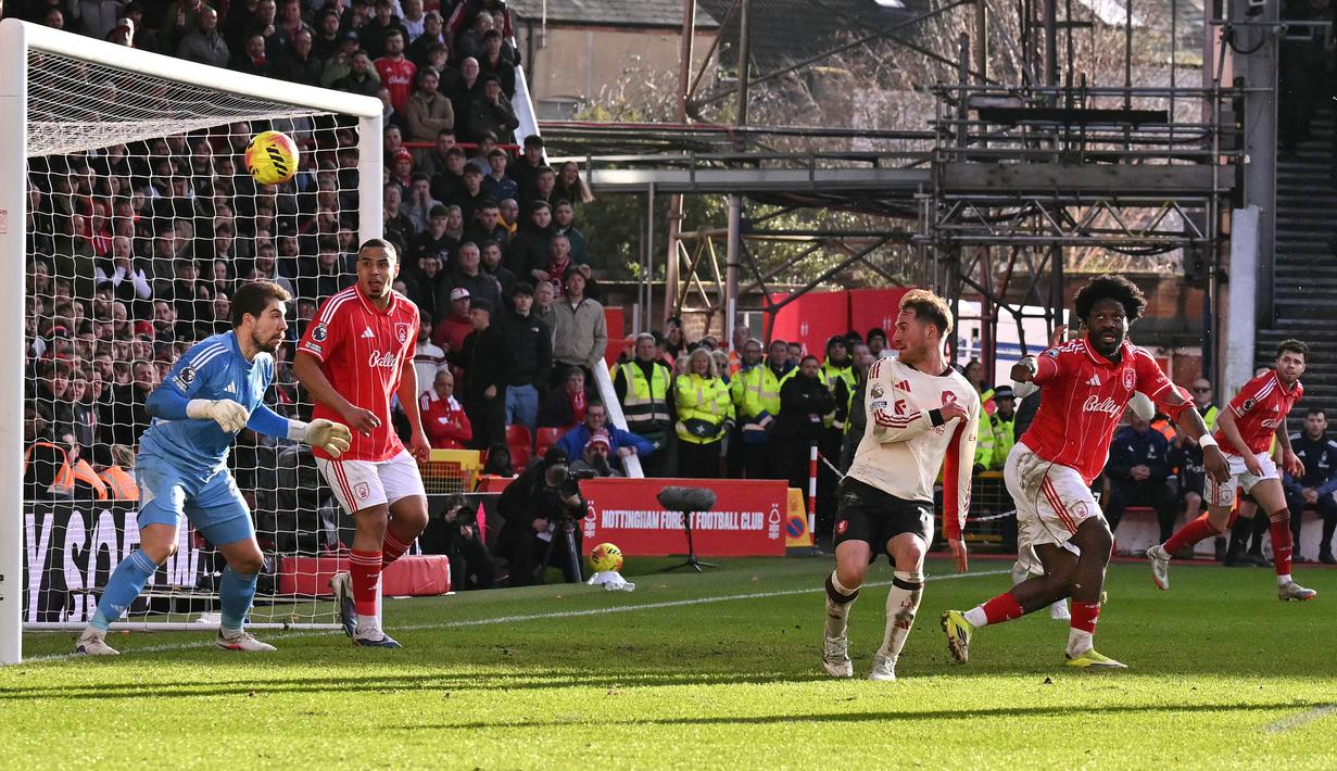 Sayangnya, wasit menganulir gol tersebut karena dianggap mengenai tangannya. (AFP/Ben Stansall)