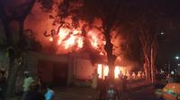 Gedung Grahadi Surabaya sisi barat dibakar massa demonstran, sekitar pukul 21.38 WIB, Sabtu (30/8/2025). (Liputan6.com/Dian Kurniawan)