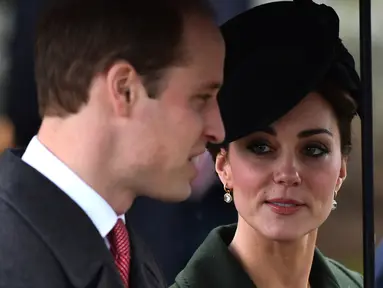 Kate Middleton bersama sang suami Pangeran William usai mengikuti Misa Natal bersama keluarga kerajaan di Gereja St. Mary Magdalene di Sandringham, Inggris, (25/12/2015). (AFP/BEN STANSALL)