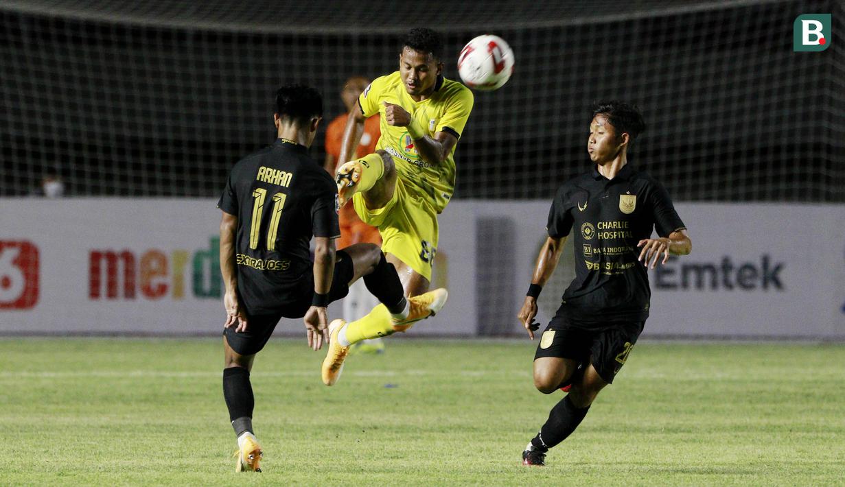 Gelandang Barito Putera, Amiruddin Bagas Kaffa (tengah) berebut bola dengan bek PSIS Semarang, Pratama Arhan dalam laga Grup A Piala Menpora 2021 di Stadion Manahan, Solo, Minggu (21/3/2021). Barito Putera bermain imbang 3-3 dengan PSIS. (Bola.com/M Iqbal Ichsan)