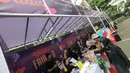 Pengunjung melihat-lihat jajanan dan barang-barang menarik di area Market Place pada acara Vidio Fair 2.0 di Mall Gandaria City, Jakarta, Sabtu (3/11). Vidio Fair 2.0 kali ini mengambil tema One Stop Event You Can Get. (Liputan6.com/Herman Zakharia)