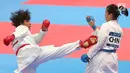Karateka putri Indonesia, Cokorda Istri Agung Sanistyarani saat bertarung melawan Jiamie Ding dari China di babak final nomor Kumite 55 kg  di Arena Karate JCC Senayan, Jakarta, Minggu (26/8). Cokorda unggul dengan skor 1-0. (Liputan6.com/Fery Pradolo)