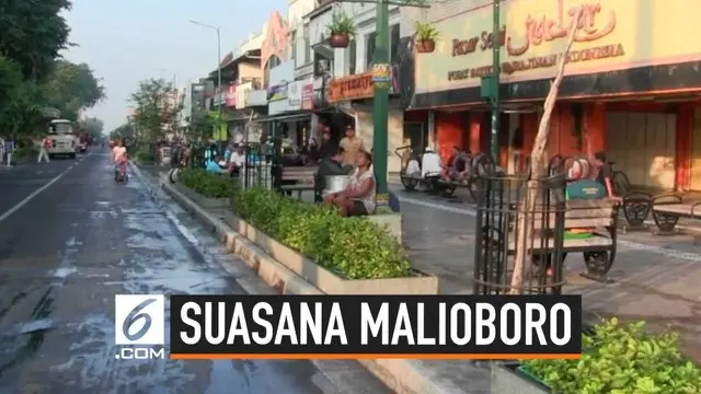Kawasan Jalan Malioboro, Yogyakarta menerapkan ujicoba tanpa kendaraan bermotor. Warga pun memanfaatkan momen ini untuk bersantai di jalan yang kerap dihiasi kemacetan itu.