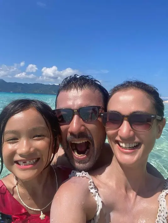 Rio Dewanto dan Atiqah Hasiholan mengenakan putrinya mengeksplor keindahan Gili Meno di Lombok. Tampak ketiganya pun mengenakan baju renang. [@riodewanto]
