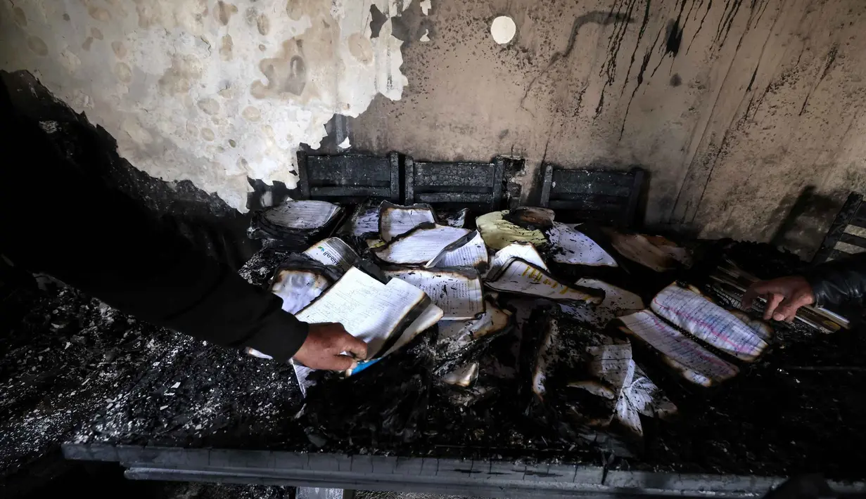 Insiden terbaru mencakup tindakan vandalisme, pembakaran properti, hingga serangan fisik yang mengakibatkan korban jiwa. Tampak dalam foto, seorang pria Palestina memeriksa rumah yang hangus terbakar setelah serangan yang dilaporkan dilakukan oleh pemukim Israel di desa Deir al-Hatab, sebelah timur kota Nablus, di Tepi Barat, wilayah yang diduduki Israel pada Senin 23 Maret 2026. (JAAFAR ASHTIYEH/AFP)