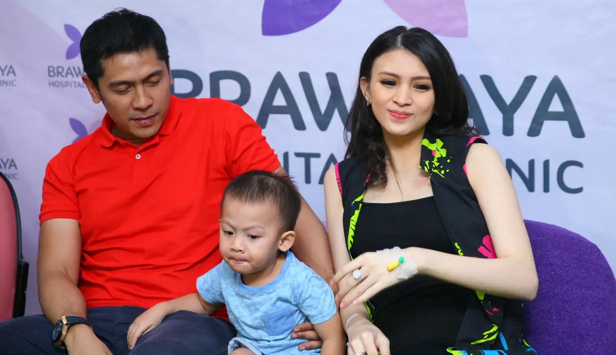 "Saya berusaha menenangkan Donita, agar dia tak kaget. Setiap kali dia nanya, saya bilang anaknya baik-baik saja kok, tenang saja. Padahal hati saya sebenarnya khawatir dengan kondisi anak," kata Adi. (Nurwahyunan/Bintang.com)