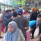 Situasi Stasiun Pasar Senen tampak dipenuhi penumpang kereta api pada puncak arus balik Lebaran, Senin (15/4/2024). (Foto: Liputan6.com/Farrel Bima Haryomukti).