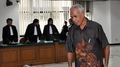 Terdakwa Bupati Biak Numfor, Yesaya Sombuk dalam sidang putusan vonis di Pengadilan Tipikor, Jakarta, Rabu (29/10/2014). (Liputan6.com/Miftahul Hayat)