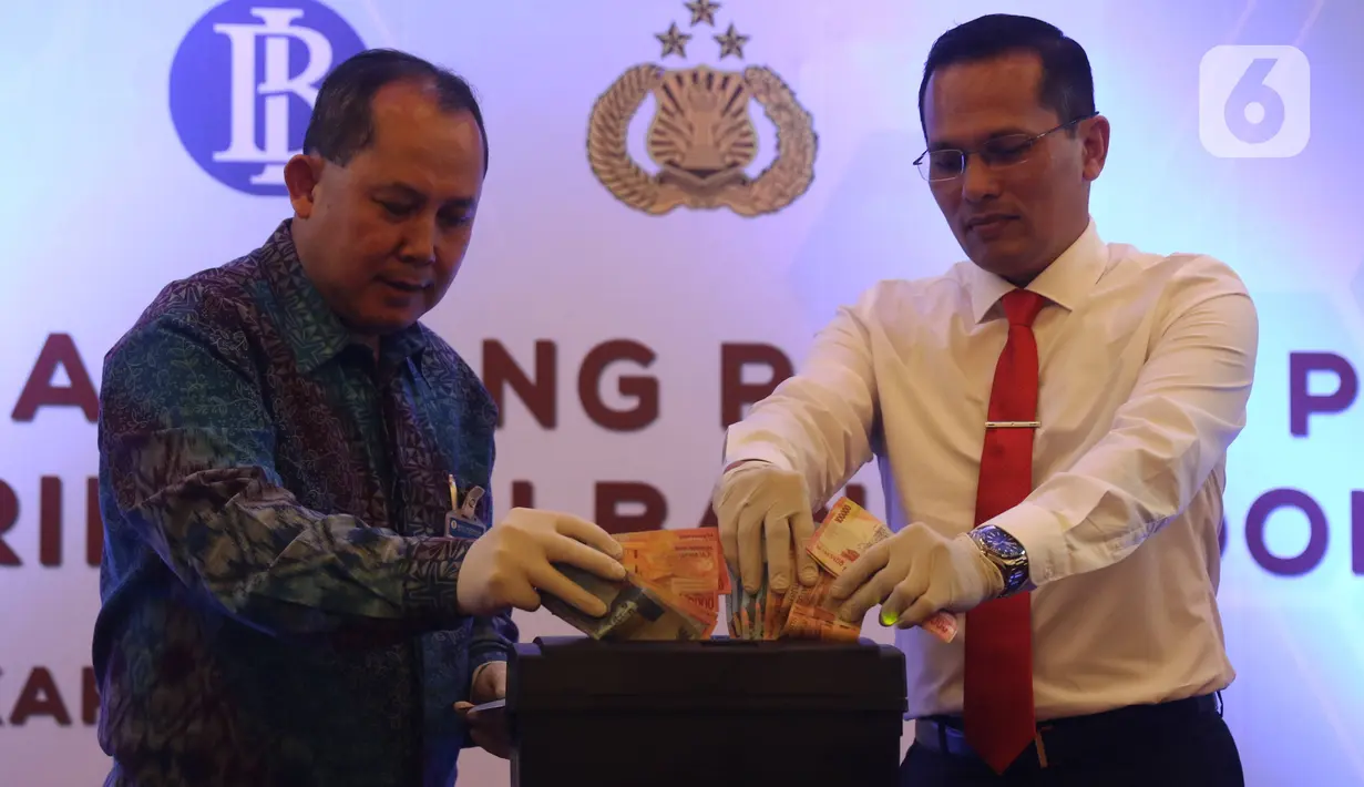 Direktur Departeman Pengelolaan Uang Bank Indonesia Yudi Harymukti (kiri) bersama Kasubdit uang palsu Bareskrim Polri Kombes Pol Victor Togi Tambunan saat memusnahkan uang palsu di gedung Bank Indonesia, Jakarta, Rabu (26/2/2020).  (Liputan6.com/Angga Yuniar)