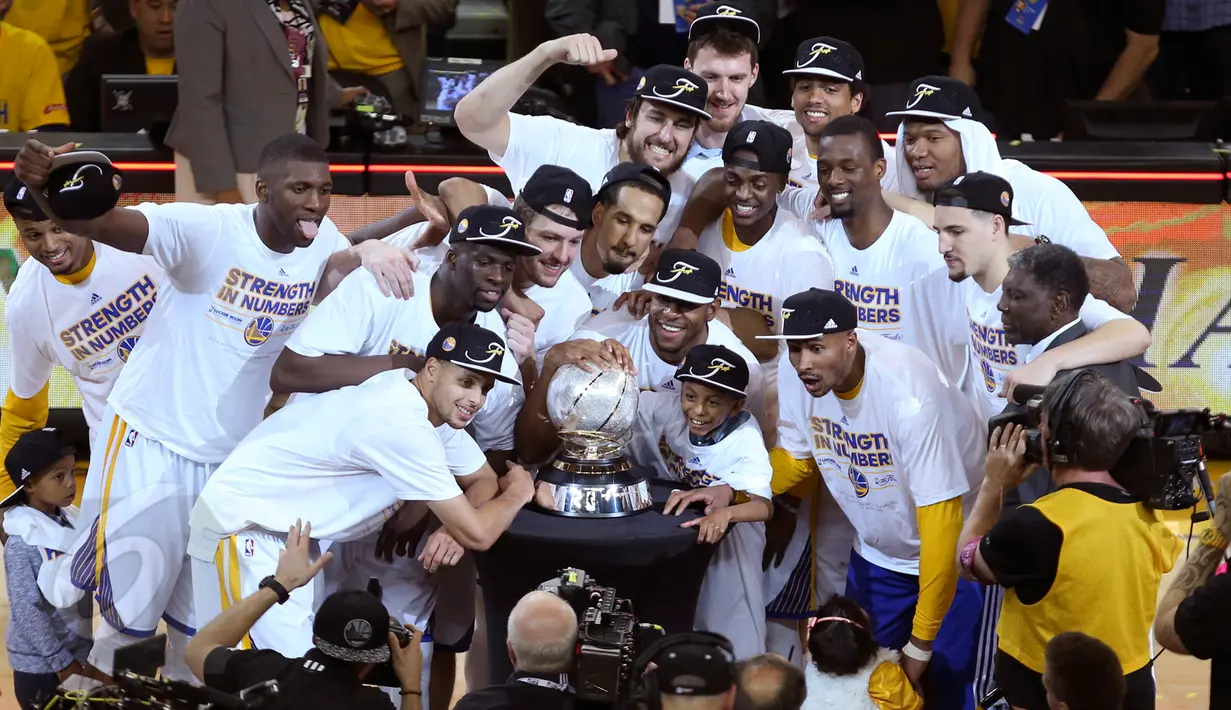 Pemain Golden State Warriors berfoto bersama usai memenangkan di Game ke 5 final wilayah barat melawan Houston Rockets di Oakland, California, (27/5/2015). Warriors menang 104-90 dan melaju ke final NBA setelah 40 tahun. (Kelley L Cox-USA TODAY Sports)