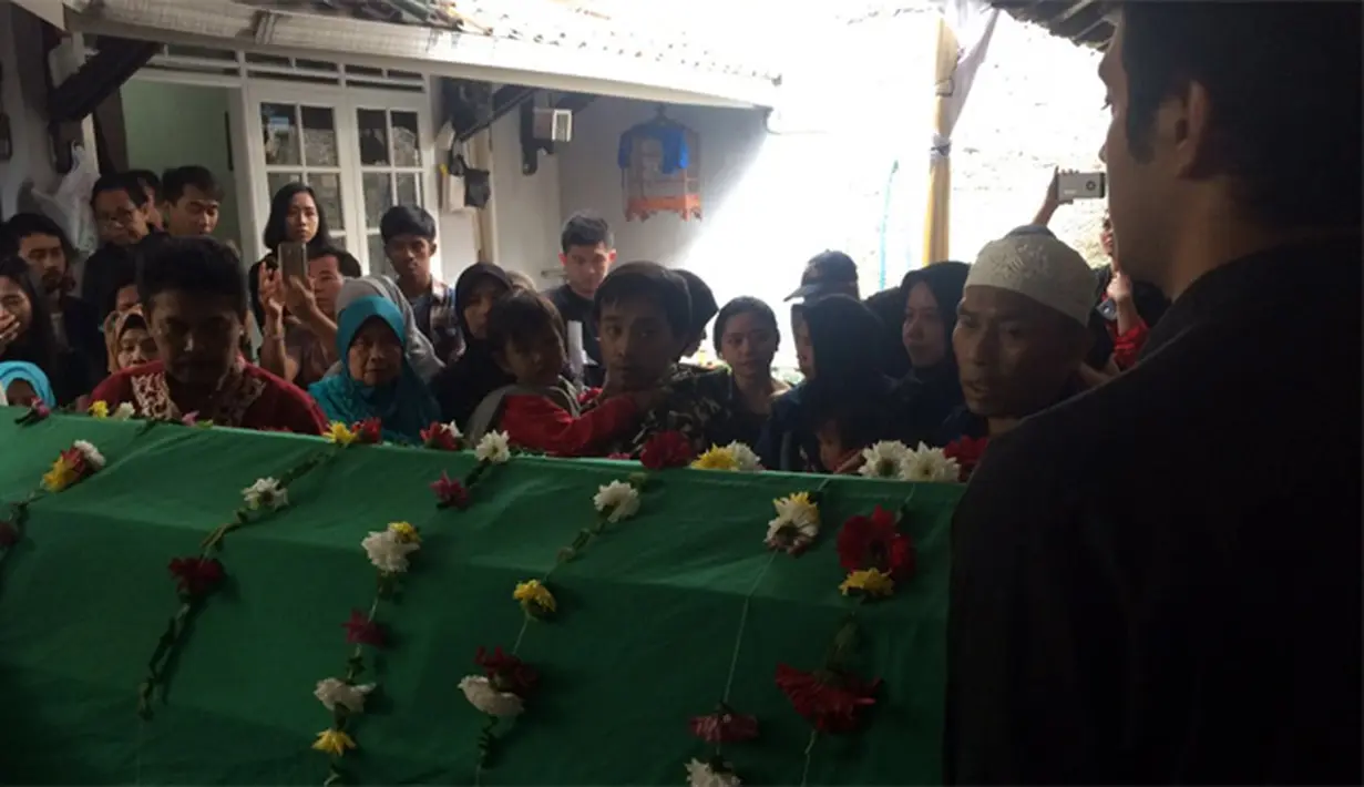 Kematian mendadak artis muda membuat kaget dunia hiburan dan para tetangga di sekitarnya. Irena Justine meninggal dunia akibat penyakit jantung yang dideritanya. (dok. Pribadi HildaVitria Khan/Bintang.com)