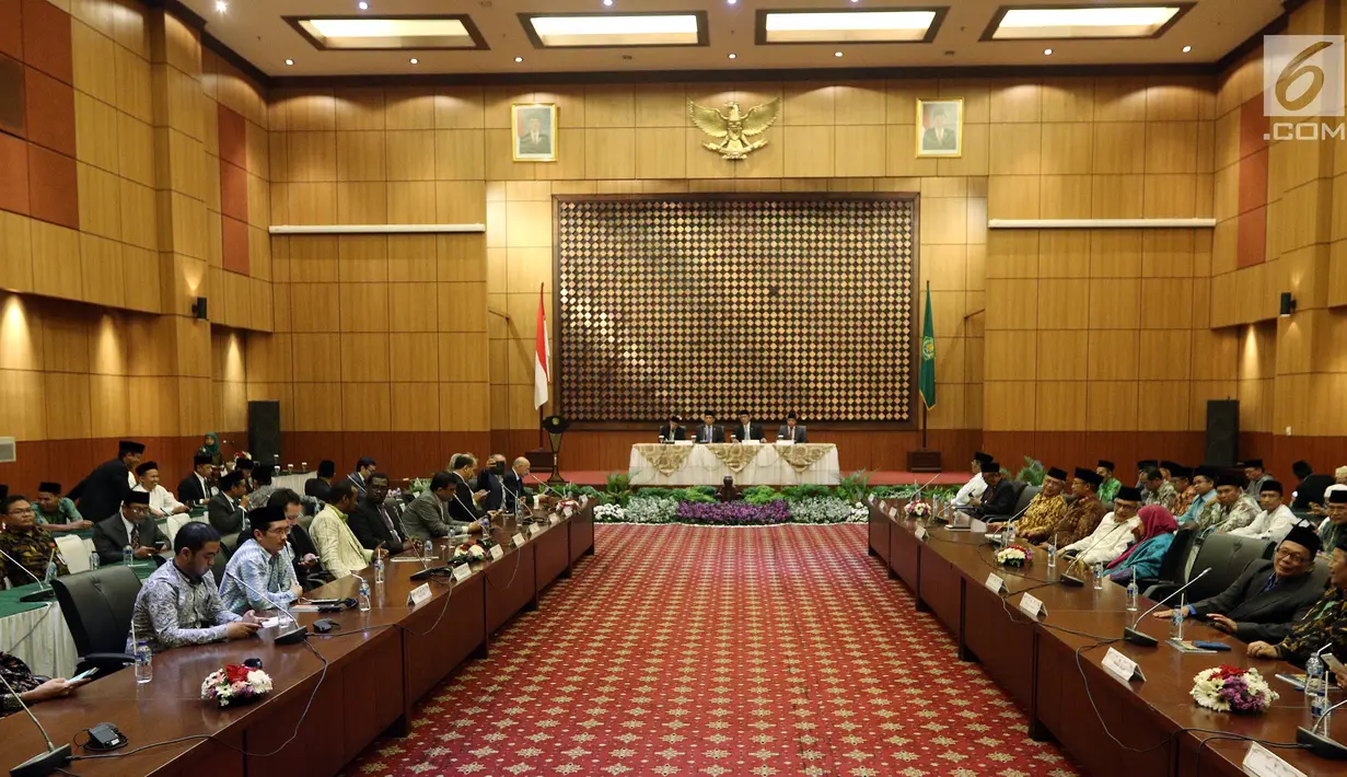 Suasana Sidang Isbat yang dipimpin oleh Menteri Agama Lukman Hakim Saifuddin yang digelar di Kementerian Agama, Jakarta, Jumat (26/5). (Liputan6.com/JohanTallo)
