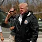 Presiden AS Donald Trump dan ibu negara Melania Trump setibanya di Luis Muniz Air National Guard Base, Puerto Rico, Selasa (3/10). Trump datang untuk melihat langsung kehancuran akibat terjangan badai Maria di Puerto Rico dua pekan lalu. (AP/Evan Vucci)