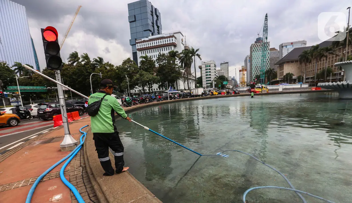 Salah satu yang menjadi fokus perawatan adalah membersihkan kotoran agar tidak menumpuk pada kolam. (Liputan6.com/Angga Yuniar)