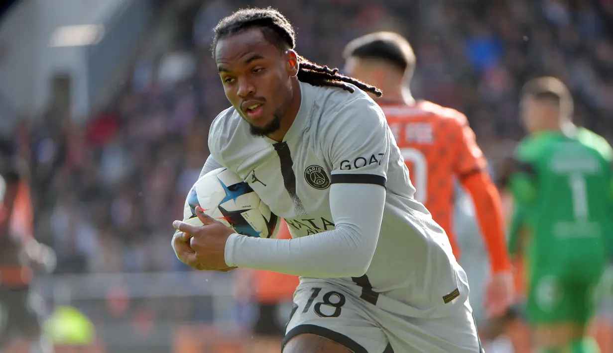 Gelandang berusia 26 tahun, Renato Sanches didatangkan PSG dari LOSC Lille pada awal musim 2022/2023 dengan nilai transfer 15 juta euro. Hingga akhir musim 2022/2023 ia telah bermain dalam 27 laga di semua kompetisi bersama PSG dengan torehan 2 gol. Pada awal musim 2023/2024 ia dipinjamkan ke AS Roma dan kembali dipinjamkan ke Benfica pada awal musim 2024/2025. Bersama Timnas Portugal ia telah mengoleksi 32 caps dengan torehan 3 gol dan 3 assist sejak melakukan debut pada 25 Maret 2016. (AFP/Jean-Francois Monier)