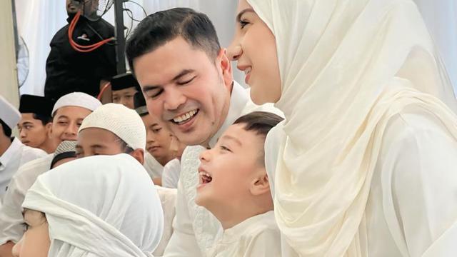 Irish Bella saat Tasyakuran Rumah Baru bersama suami. [@_irishbella_]