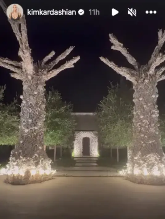 Kemudian Kim menunjukan sebuah pintu masuk yang dipenuhi tengkorak. [Foto: Instagram/kimkardashian]