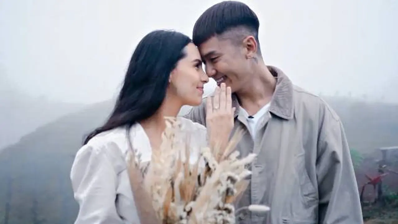 Lamar Kekasih di Atas Gunung, Ini 7 Momen Mesra Rafael Tan dan Sabina Paz