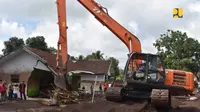 Kementerian PUPR menurunkan dua eksavator dan empat dump truck untuk membersihkan fasilitas umum di Bendung Garit Banyuwangi yang terkena dampak Banjir Bandang. (Dok Kementerian PUPR)