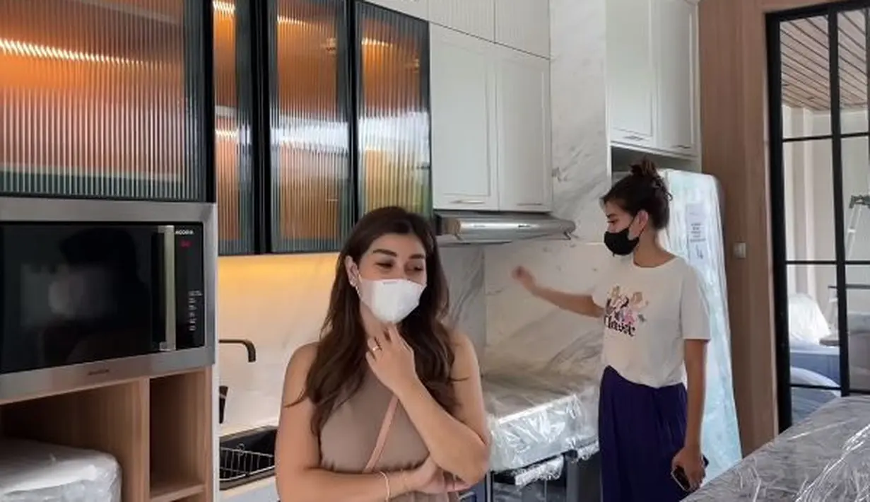 Bagian dapur ditata dengan gaya modern dan minimalis. Tampak bersih dan teratur. (YouTube/NizNaz Channel)
