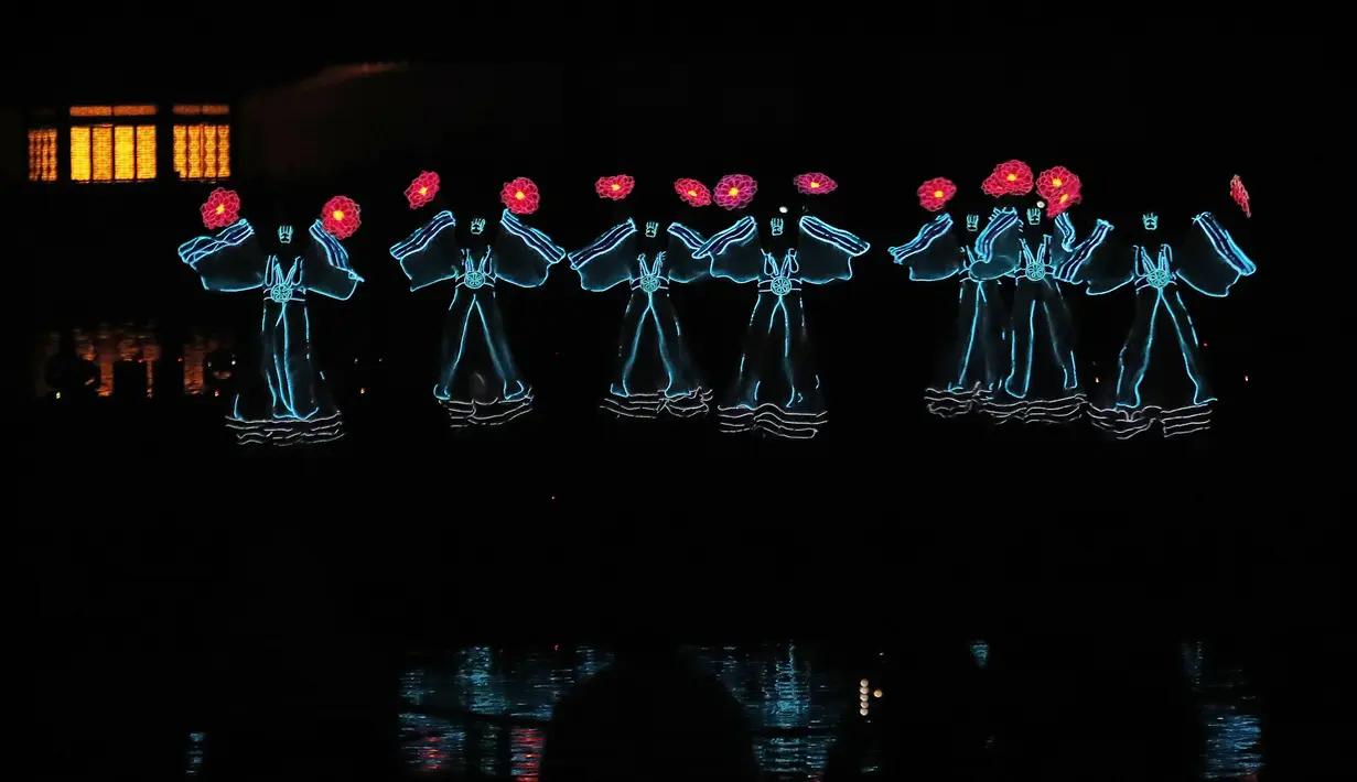 Penari tampil selama Festival Budaya Kerajaan di Istana Gyeongbok, Seoul, Korea Selatan, Rabu (14/10/2020). Festival warisan budaya selama sebulan yang mengeksplorasi istana dan budaya kerajaan Korea Selatan dimulai pada 10 Oktober 2020. (AP Photo/Ahn Young-joon)