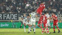 Bek asing Persis Solo, Cleylton Santos, saat menanduk bola yang menghasilkan gol penyeimbang melawan Bali United pada pertandingan pekan ke-26 BRI Liga 1 2024/2025 di Stadion Manahan, Solo, Kamis (6/3/2025). (Bola.com/Radifa Arsa)