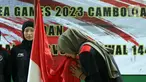 Kapten Timnas Voli Putri Indonesia, Wilda Siti Nurfadilah Sugandi saat prosesi mencium bendera Merah Putih pada seremoni pelepasan kontingen menuju ajang SEA Games 2023 Kamboja di Padepokan Voli Jenderal Polisi Kunarto, Sentul, Jawa Barat, Sabtu (29/4/2023). (Liputan6.com/Helmi Fithriansyah)