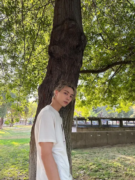 Idola yang memiliki tinggi 185 cm ini merupakan keturunan Korea-Amerika. (FOTO: instagram.com/johnnyjsuh/)