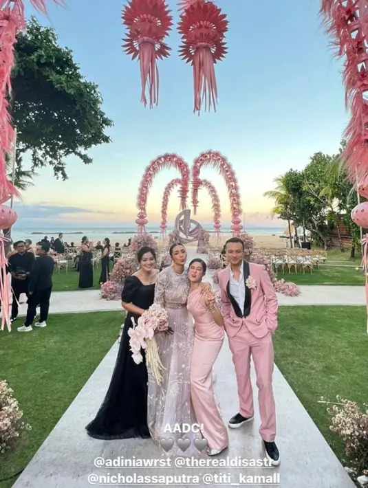 Serta tatanan rambut sanggul klasik, serta dihiasi aksesori bunga warna senada dengan gaun-nya. [Foto: IG/therealdisastr].