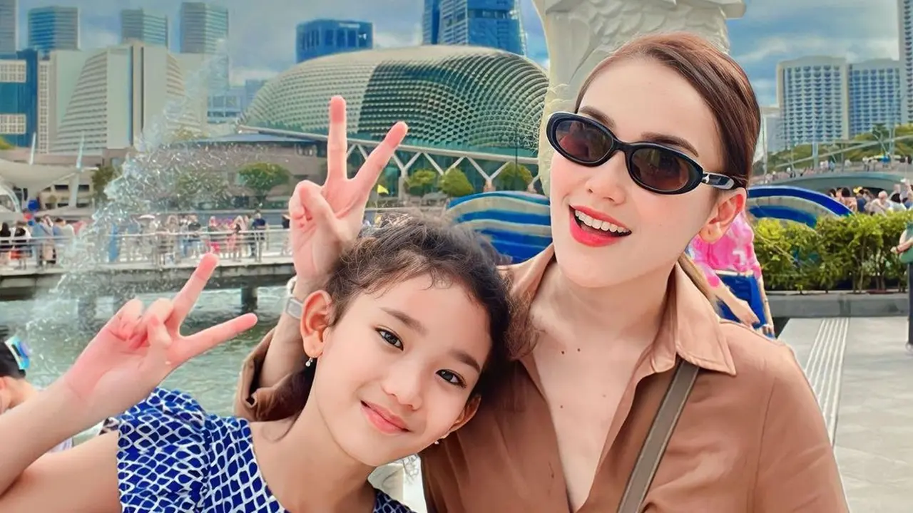 Momen Ayu Ting Ting Ajak Keluarga Liburan di Singapura, Seru Banget