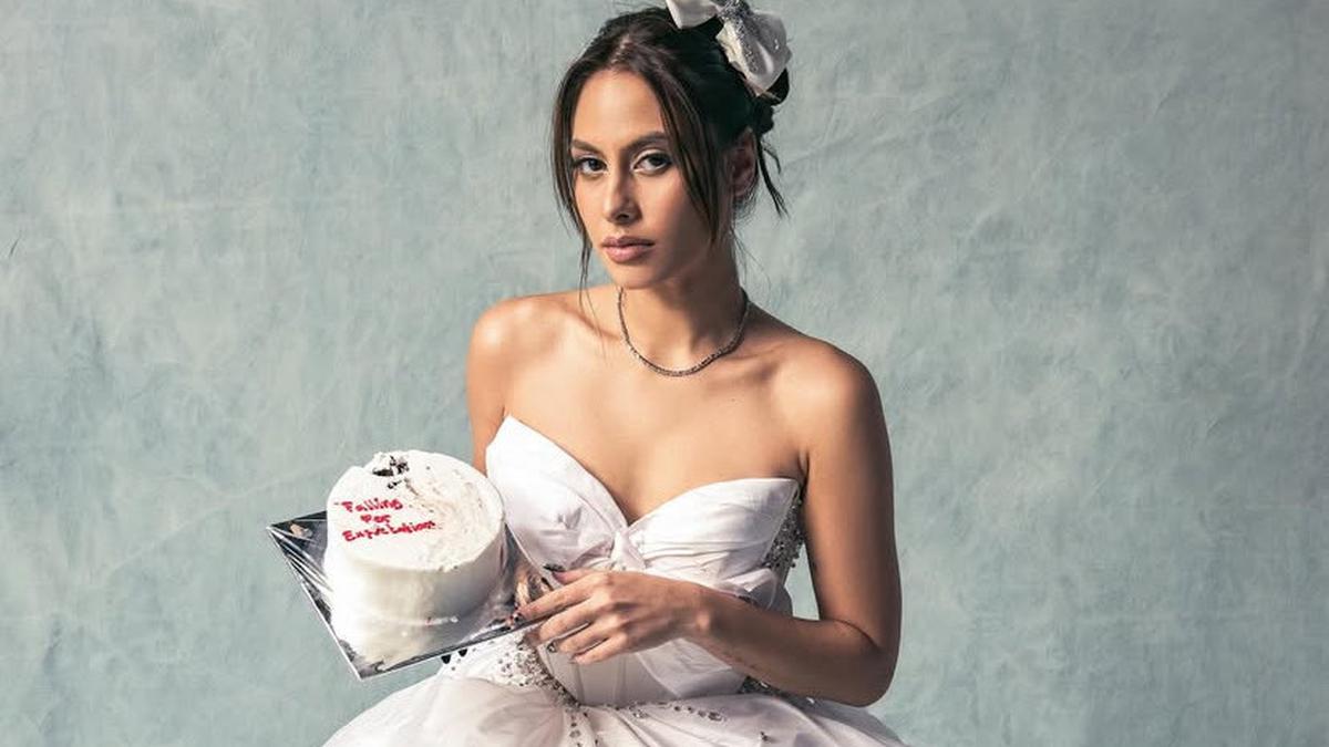 6 Potret Valerie Thomas Tampilkan Aura Seksi, Padukan Gaun Pengantin Putih dengan Kaos Kaki Panjang