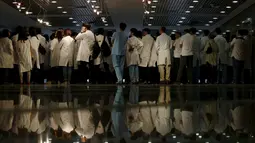 Sejumlah dokter berkumpul saat menggelar aksi protes di dalam sebuah rumah sakit di Hong Kong, Rabu (21/10). Ratusan dokter umum tersebut menuntut kenaikan gaji sejalan dengan kenaikan upah pegawai negeri di kota itu. (REUTERS/Bobby Yip)