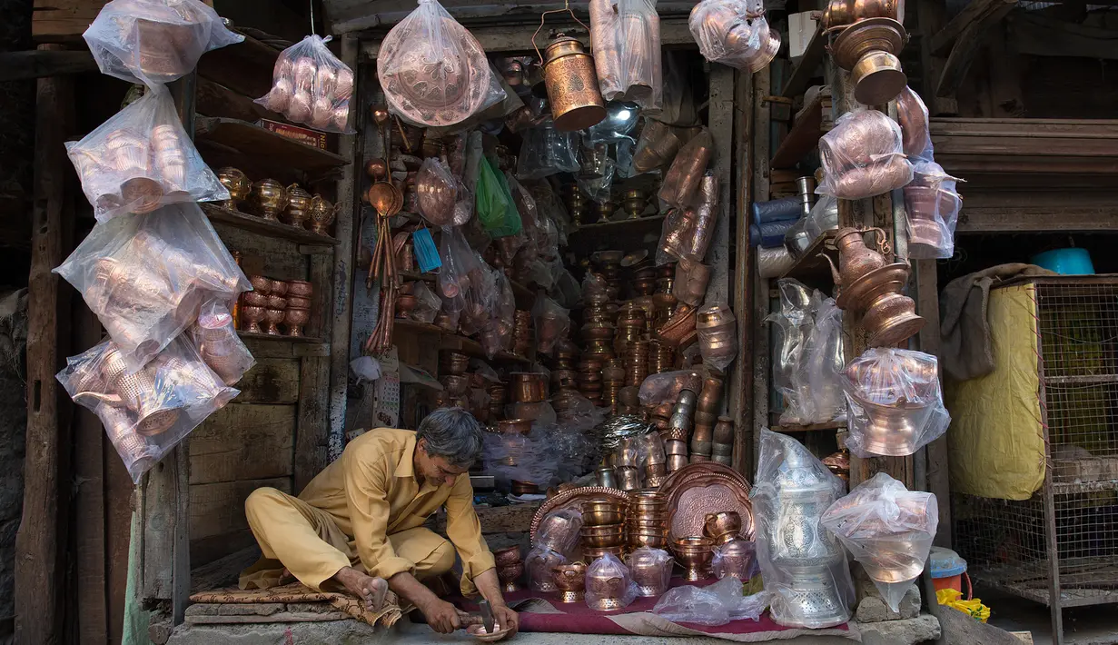 Seorang penjaga toko menunggu pelanggan di sebuah pasar di Kota Anantnag, sekitar 60 kilometer sebelah selatan Kota Srinagar, ibu kota musim panas Kashmir yang dikuasai India, pada 17 Agustus 2020. (Xinhua/Javed Dar)