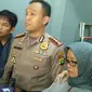 Ibunda Italia Chandra Kirana Puri saat ditemui Kapolres Metro Tangerang Kombes Pol Harry Kurniawan, Senin (10/7/2017). (Liputan6.com/Pramita Tristiawati)