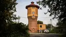 Pemandangan bekas menara air yang dibeli pengusaha Rusia Alexander Lunev dan diubah menjadi apartemen, di kota Tomsk, Siberia pada 7 September 2020. Alexander Lunev mulai membangun kembali menara air yang dibuat pada 1895 tersebut, menjadi sebuah apartemen untuk dirinya. (Alexander NEMENOV / AFP)