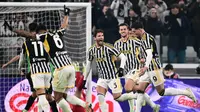 Pemain Juventus merayakan gol yang dicetak Dusan Vlahovic ke gawang Sassuolo dalam laga giornata 20 Serie A Liga Italia di Allianz Stadium, Rabu (17/1/2024) dini hari WIB. Juventus menang telak 3-0 dalam laga ini. (MARCO BERTORELLO / AFP
