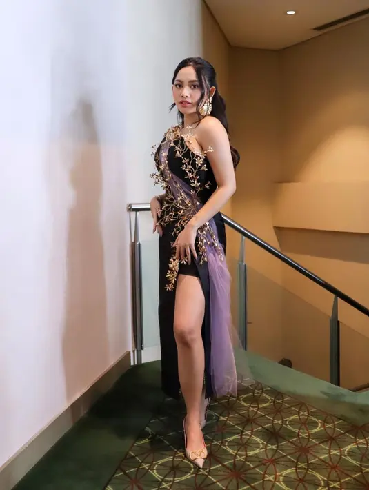 Ditambah dengan detail high slit yang memberi kesan jenjang dan seksi pada penampilan Rachel Vennya. [Instagram/rachelvennya]